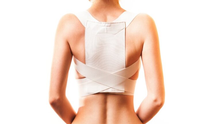 Video: Cận cảnh bác sĩ khoan xương, bắn vít phẫu thuật nắn thẳng cột sống