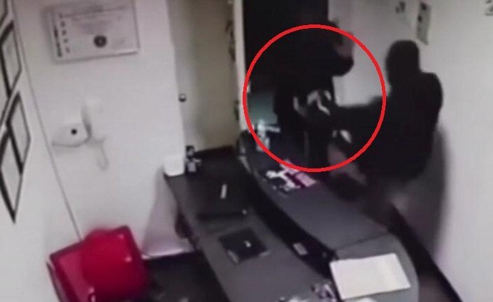 Clip: Trộm đột nhập lò võ, bị võ sư đai đen đánh 'lên bờ xuống ruộng'