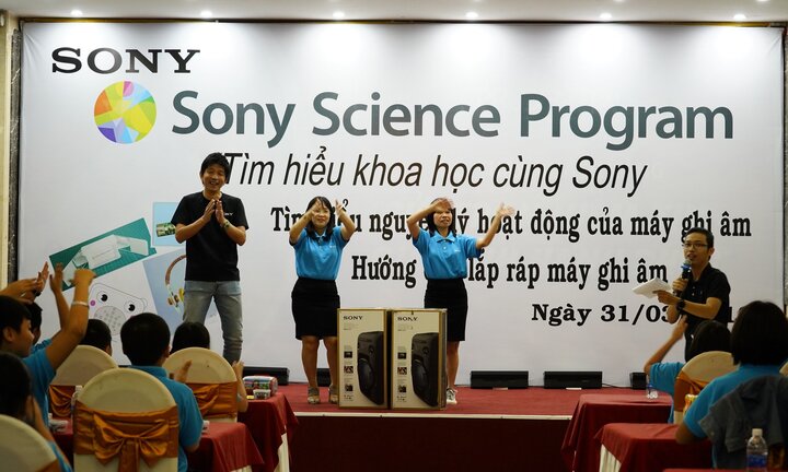 100 kỹ sư nhí tại Đà Nẵng thích thú lắp ráp máy ghi âm