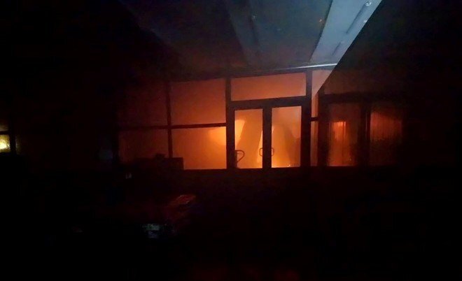 Cháy kho bánh ở TP.HCM, lửa lan nhanh, khét lẹt