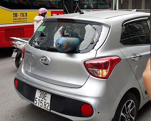 Bình khí ‘từ trên trời rơi xuống', xuyên thủng ô tô trên phố Hà Nội: Xử lý thế nào?