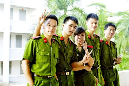 Anh trai của bố có án tù, thí sinh có được xét tuyển vào ngành Công an?