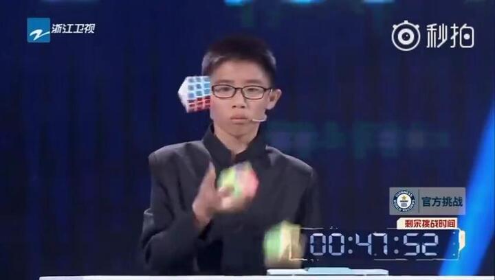 Clip: Bé trai 12 tuổi vừa tung hứng vừa giải rubik thần tốc