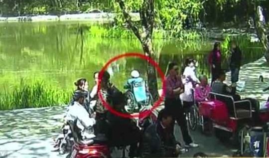 Clip: Giúp việc lơ là, cụ bà 90 tuổi ngồi xe lăn trôi tuột xuống hồ nước