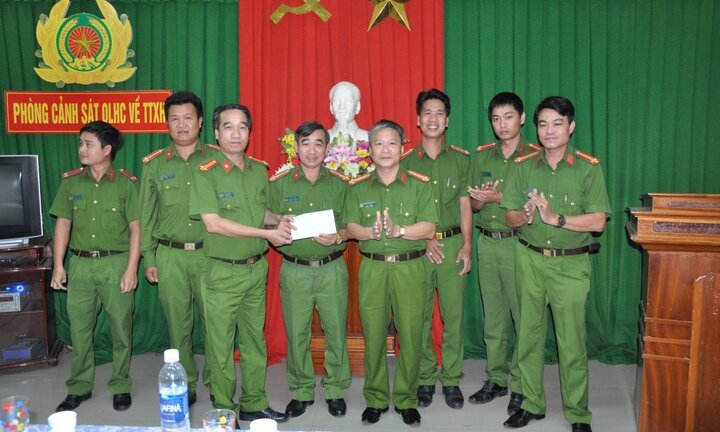 Bắt nhóm côn đồ dùng mã tấu chặn xe, cướp tài sản