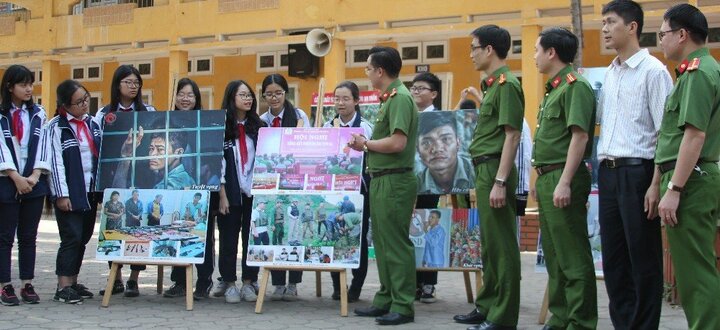 Ảnh: Học viên cảnh sát về trường học phổ biến tác hại ma túy