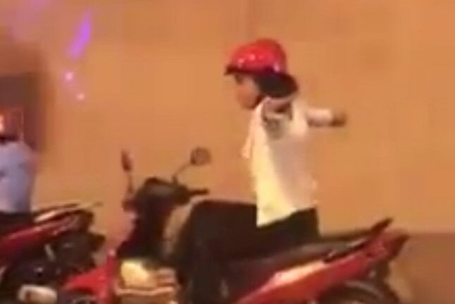 Cô gái vắt chân, buông 2 tay 'diễn xiếc' trên xe máy trong hầm Kim Liên