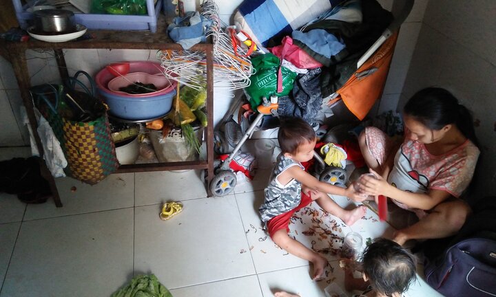 Cám cảnh gia đình bán hết tài sản tìm con, cả nhà ăn cơm chan nước mắm