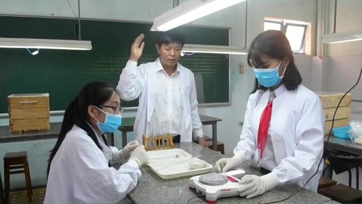 Cho sâu ăn rác thải nhựa: Sáng kiến độc, lạ của 2 nữ sinh lớp 9 Nha Trang