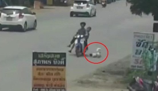 Clip: Đánh rơi con giữa đường, bố mẹ chỉ chăm chăm kiểm tra xe máy