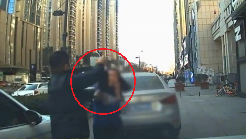 Clip: Lái ô tô trên vỉa hè còn bóp còi, nữ tài xế bị người đi bộ đấm vào mặt