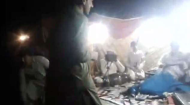 Từ chối yêu cầu của khán giả, nữ ca sĩ đang mang bầu bị bắn chết trên sân khấu