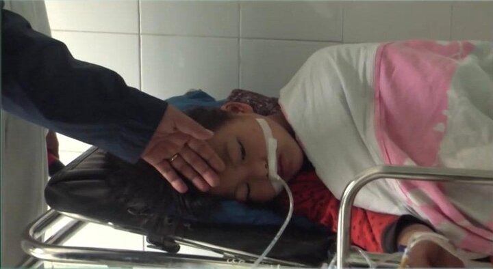 Thách đố nhau uống thuốc trừ sâu, 4 học sinh nhập viện