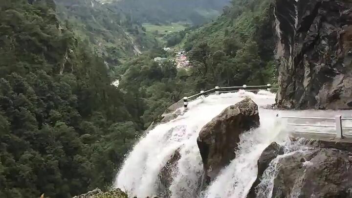 Clip: Ô tô thách thức tử thần, băng qua dòng nước xiết sát mép vực sâu