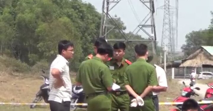 Hiện trường thi thể người phụ nữ cháy đen, trên người quấn dây sắt
