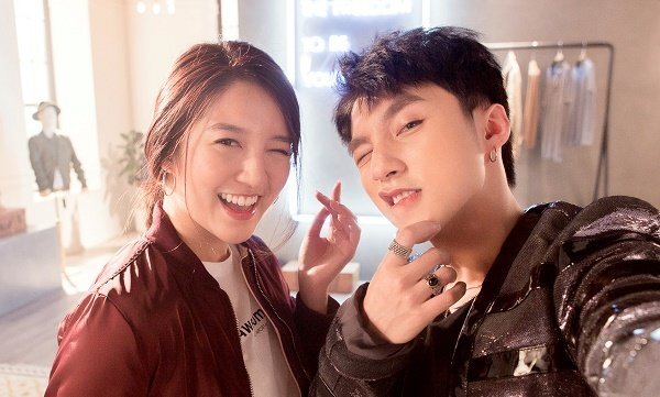 Sơn Tùng M-TP thân thiết bên bạn gái Thái Lan