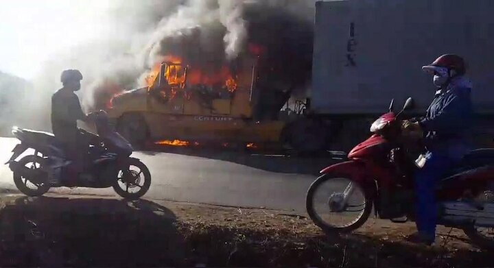 Clip: Container cháy ngùn ngụt, nổ dữ dội, ô tô, xe máy vẫn liều lĩnh đi sát