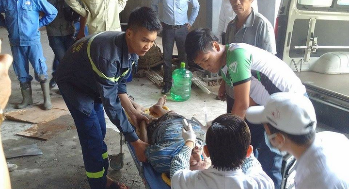 Sập giàn giáo ở Đà Nẵng, 10 công nhân rơi xuống đất