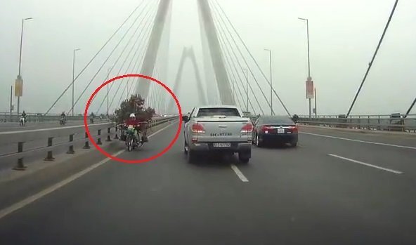 Clip: Xe máy chở cây cảnh chạy ngược chiều kiểu 'cảm tử' trên cầu Nhật Tân