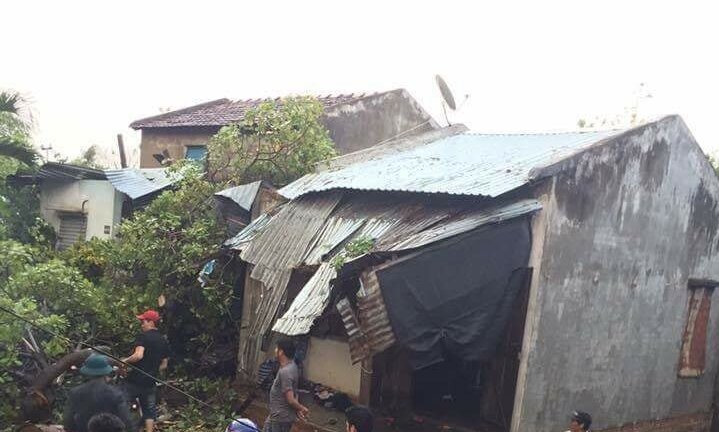 Video: Hàng trăm ngôi nhà ở Đắk Lắk bị gió lốc cuốn tốc mái