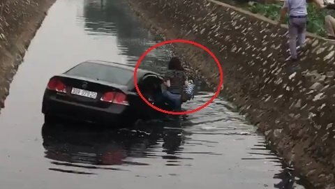 Clip: Nữ tài xế lái ô tô bay xuống mương nước đen ngòm ở Hà Nội