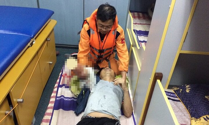 Cứu nạn khẩn một thuyền viên bị mất tay khi đang hành nghề trên biển