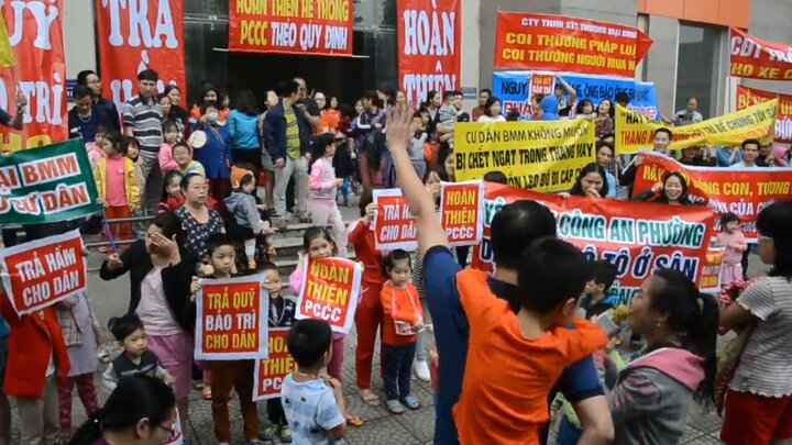 Hàng trăm người dân chung cư BMM biểu tình vì hàng loạt sai phạm của chủ đầu tư