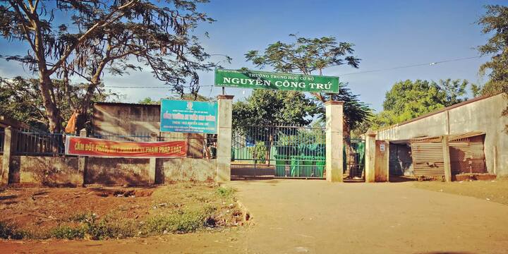 Thầy giáo cầm tay nam sinh chạm vào vùng ngực nữ sinh