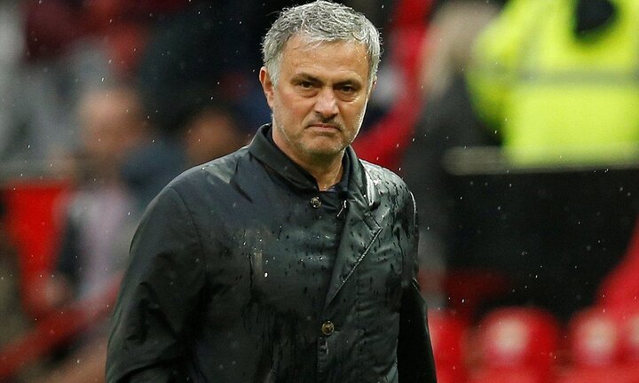 MU dâng cúp vô địch cho Man City: Thảm họa Mourinho
