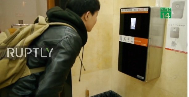 Trung Quốc: Đi vệ sinh cũng phải nhận diện khuôn mặt để tránh ăn cắp giấy