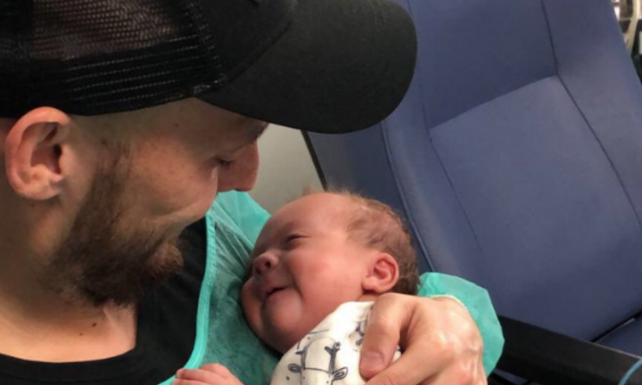 David Silva rưng rưng khoe món quà kỳ diệu hơn cả chức vô địch Ngoại hạng Anh