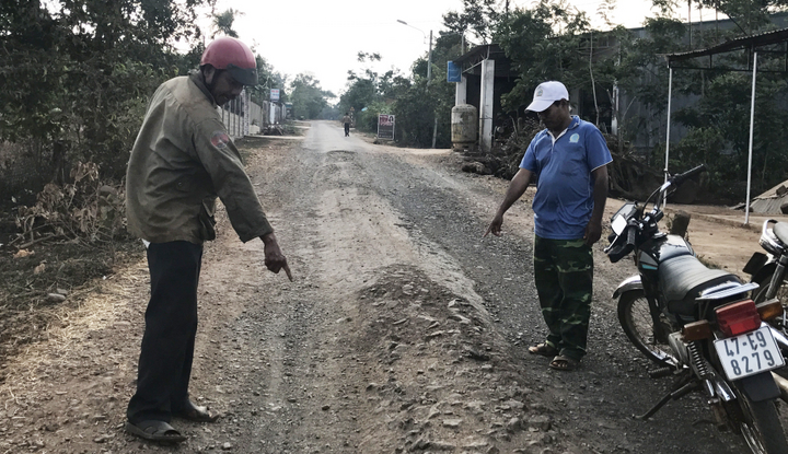 Xe chở quá tải cày nát đường nhựa thành đường đất ở Tây Nguyên