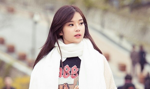 Hoàng Yến Chibi tự làm stylist, khoe nhan sắc trong veo tại Hàn Quốc