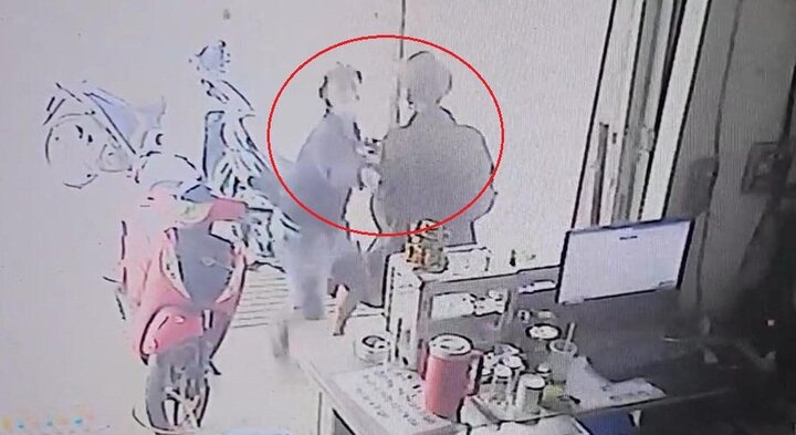 Clip: Trộm điện thoại ở tiệm cầm đồ, bị bắt ngay tại trận