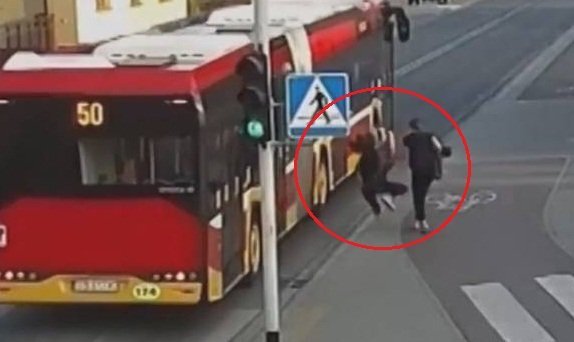 Clip: Thiếu nữ bị bạn huých vai đẩy ngã ra đường, suýt chết dưới bánh xe buýt