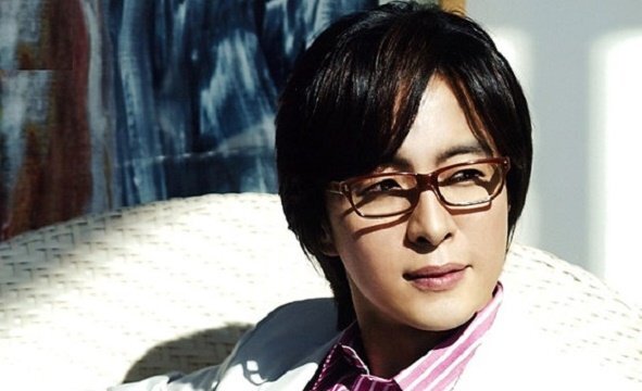Bae Yong Joon phải bán công ty sau nhiều rắc rối