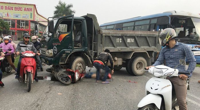 Tai nạn liên hoàn lúc sáng sớm, người phụ nữ nằm bất động dưới gầm xe tải