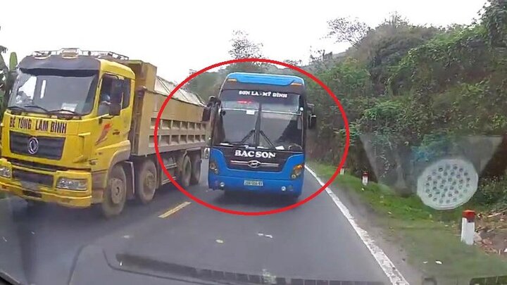 Clip: Xe khách vượt kiểu 'giết người' trên đèo Thung Khe, suýt đấu đầu ô tô con