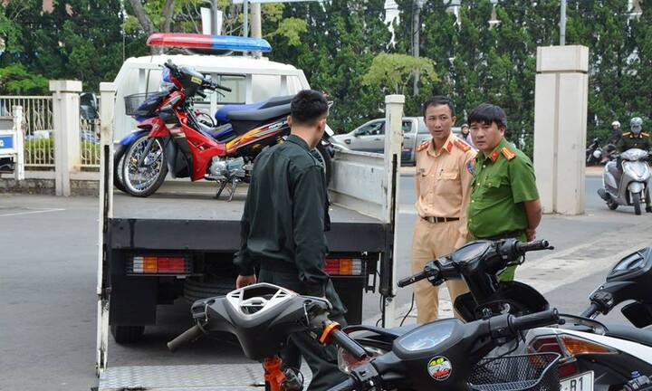 Tụ tập đua xe, hàng chục 'quái xế' bị triệu tập