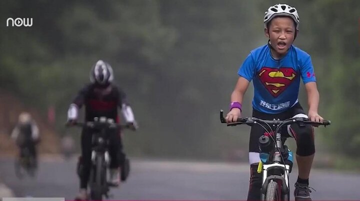 Clip: Bố rủ con trai 12 tuổi đạp xe 2.000 km thử thách lòng kiên trì