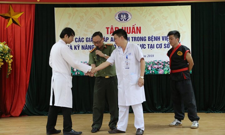 Hơn 1.400 nhân viên y tế BVĐK tỉnh Phú Thọ học cách chống bạo lực trong bệnh viện