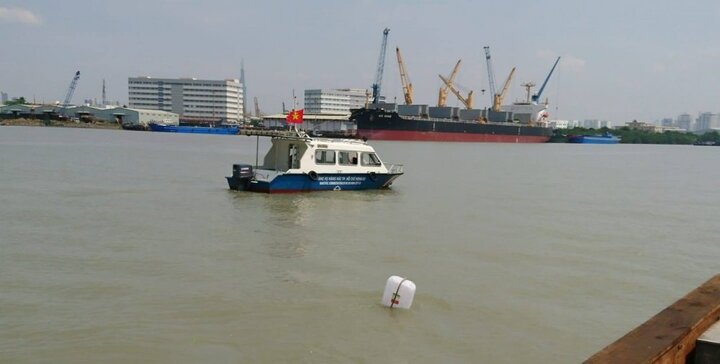 Sà lan đâm nhau chìm xuống sông Sài Gòn, 3 người thoát chết