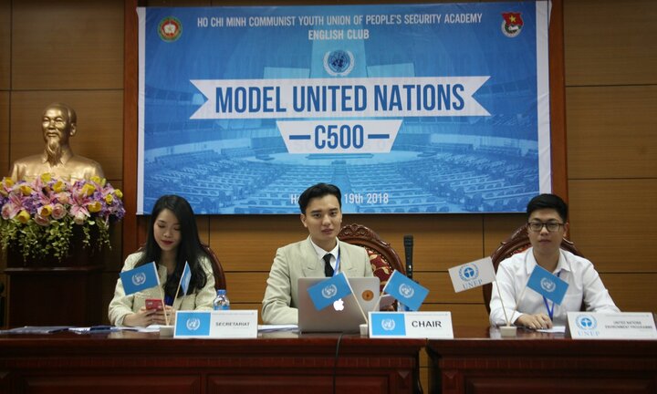 Sinh viên Học viện An ninh nhân dân giả lập phiên họp Liên Hợp Quốc
