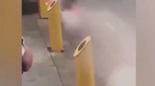 Người đi bộ cố tình vượt đèn đỏ giao thông sẽ bị phun nước