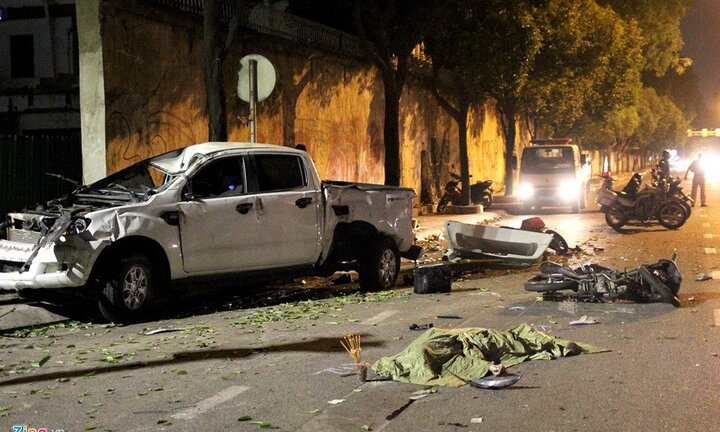 Ảnh hiện trường ô tô bán tải tông hàng loạt xe dừng đèn đỏ, nhiều người nằm la liệt trên phố Sài Gòn