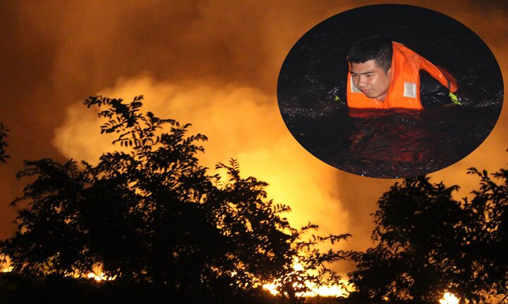 Ảnh: Cảnh sát PCCC bơi qua kênh dập đám cháy rừng tràm ở TP.HCM