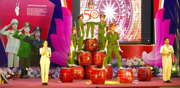 Chiến sỹ công an trải nghiệm sân khấu hóa ‘6 điều Bác Hồ dạy CAND’