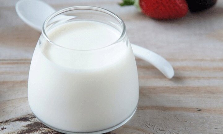 Lớp chất lỏng trên bề mặt cốc sữa chua khiến nhiều người lo lắng là gì?
