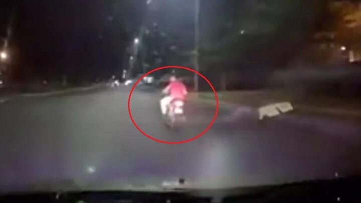 Clip: Tên cướp va mặt vào barie, bị dân tóm sống trên đường chạy trốn