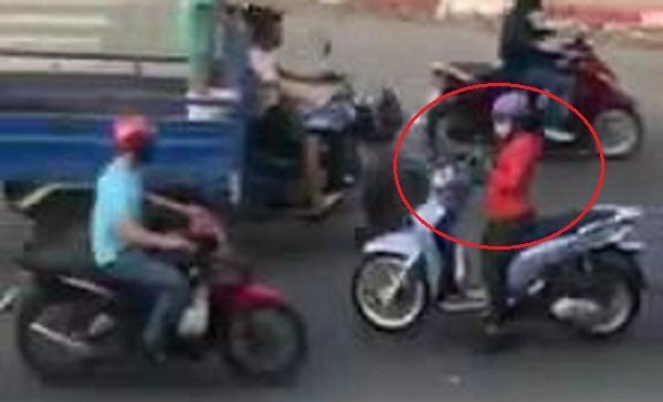 Clip: Nữ 'ninja' đi ngược chiều, vô tư dừng xe giữa đường 'buôn' điện thoại